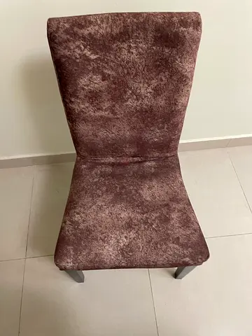 Dining table and 4 chairs in a very good condition