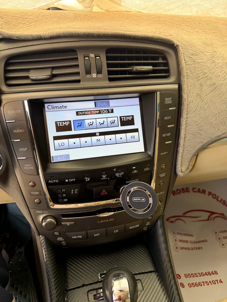 Lexus IS-Series 2012 — photo 1 of 10