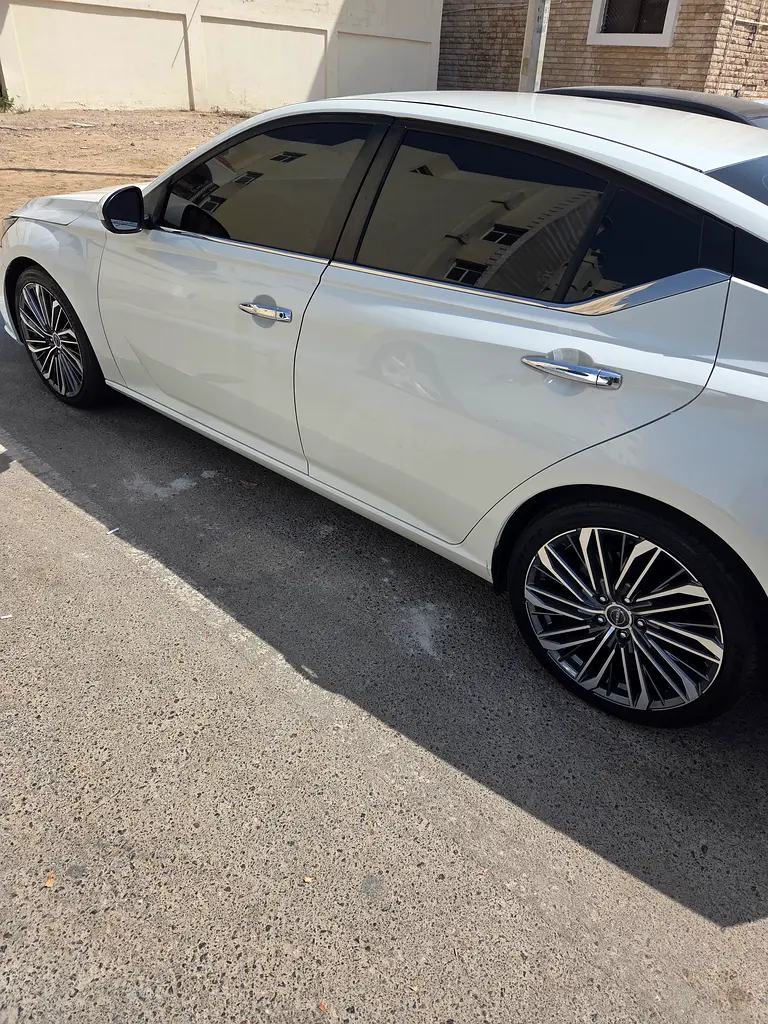 Nissan Altima 2022 — photo 1 of 7