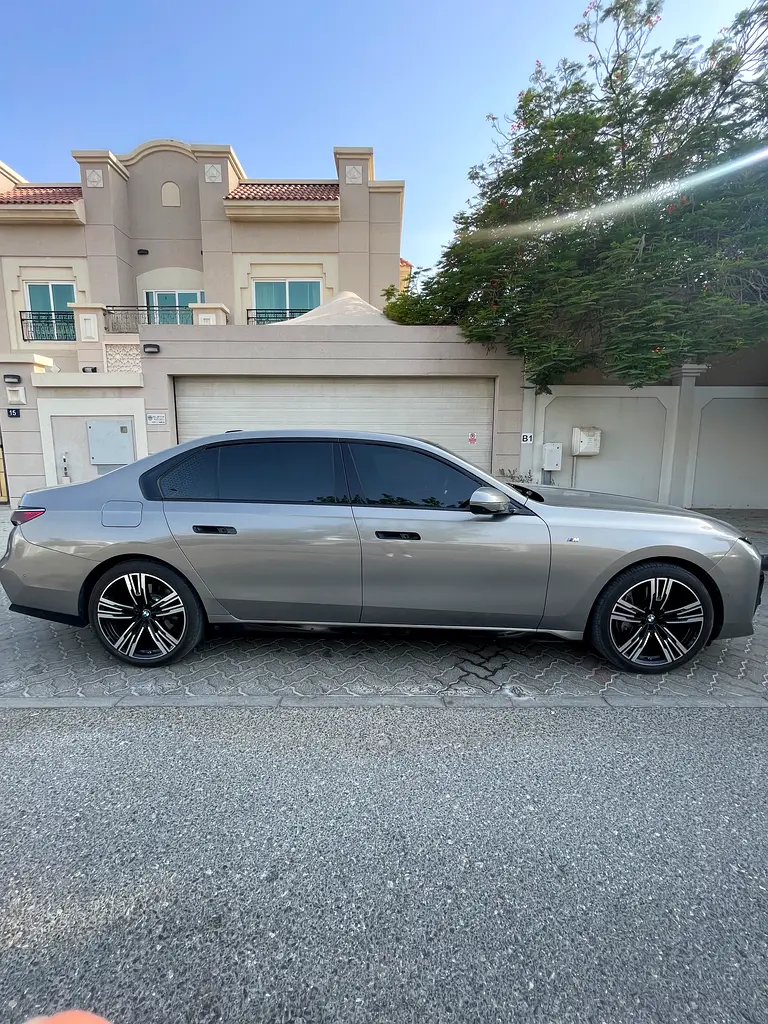 BMW 7-Series 2024 — photo 1 of 11