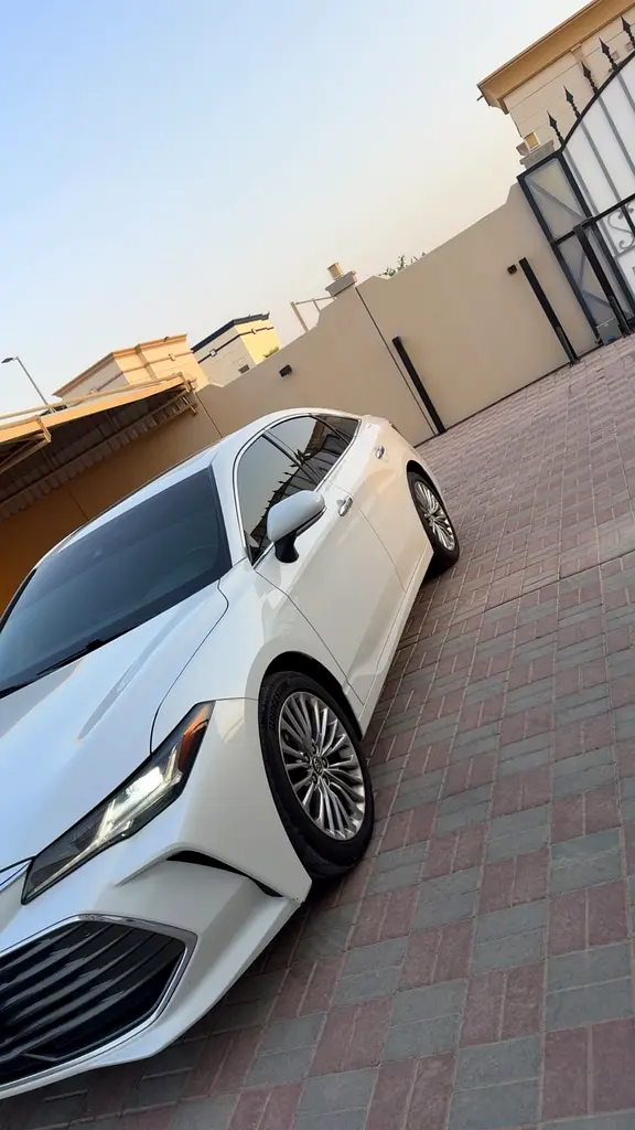 Toyota Avalon 2019 — photo 1 of 9