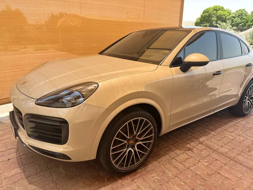 Porsche Cayenne 2020 — photo 1 of 4