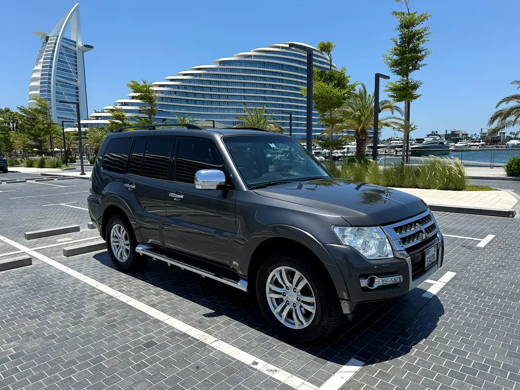Mitsubishi Pajero 2016 — photo 1 of 9