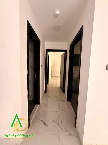 اطلاله مميزه + مساحه كبيره + قريب من جميع الخدمات والمخارج + بنايه عائلات + شهر مجاني