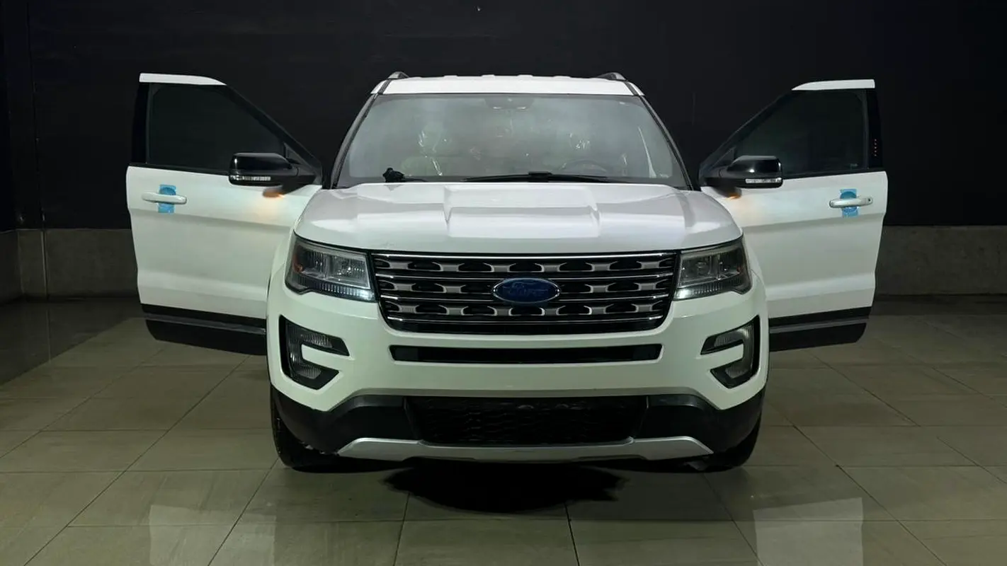 Ford Explorer 2017 — photo 1 of 9