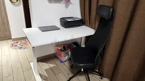 IKEA sit/stand White table adjustable, JÄRVFJÄLLET High-Back Office Chair with Armrests - Black