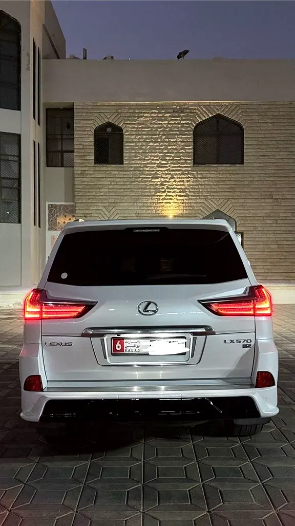 Lexus LX-Series 2018 — photo 1 of 4