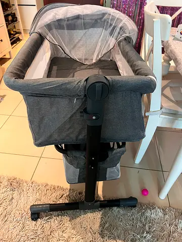 Grey baby bassinet / cradle that is portable in brand new good condition