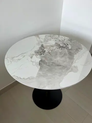 Ceramic table Round marble-effect dining/cafe table on black pedestal base