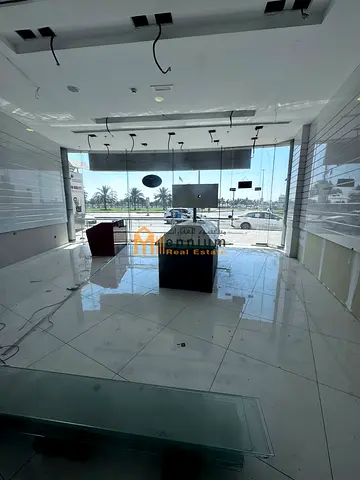 محل تجاري للإيجار بالمجاز 1 داخل برج فاخر جداً وعلى الشارع العام مباشرة وداخل مول مساحة 645 قدم ديكور فاخر مع باركن موقع ممتاز وحركة قوية سعر 75,000 س