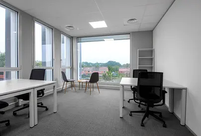 All-inclusive access to professional workspace for rent for 3 persons in Dubai, Deira City Center