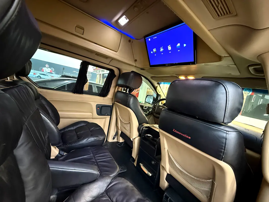 Hyundai H1 2011 — photo 1 of 6
