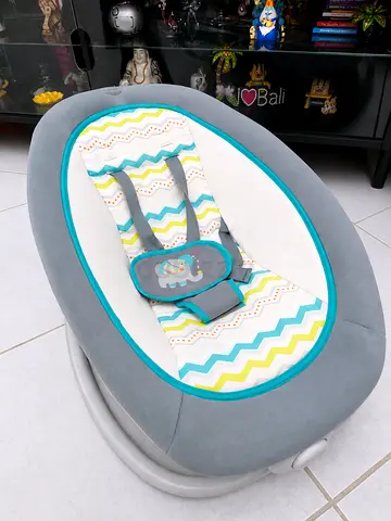 Baby shop Baby Rocker with Vibration and Music by juniors. Box available