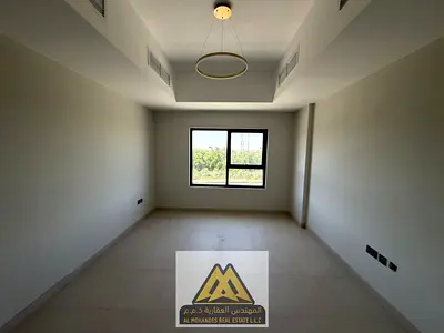 فرصة مميزة للسكن في شقة واسعة بتشطيبات حديثة وإطلالة مميزة، ضمن موقع حيوي قريب من جميع الخدمات، مع سهولة الوصول إلى الشارقة ودبي وطريق الشيخ محمد بن ز