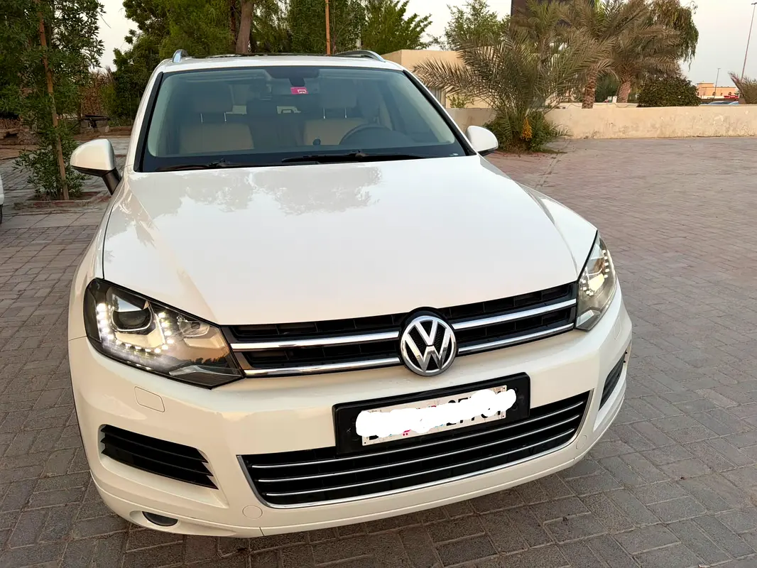Volkswagen Touareg 2014 — photo 1 of 17
