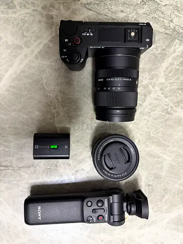 Sony zv e10 II with two lenses, battery and grip -good condition.Stock lens  sigma 18-50 includ