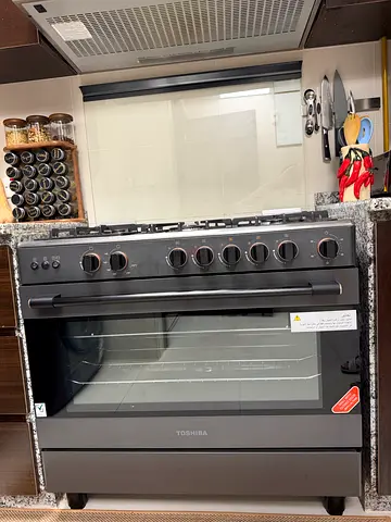 Toshiba Freestanding Gas Cooker with Oven - Like-new condition. only selling due to moving.