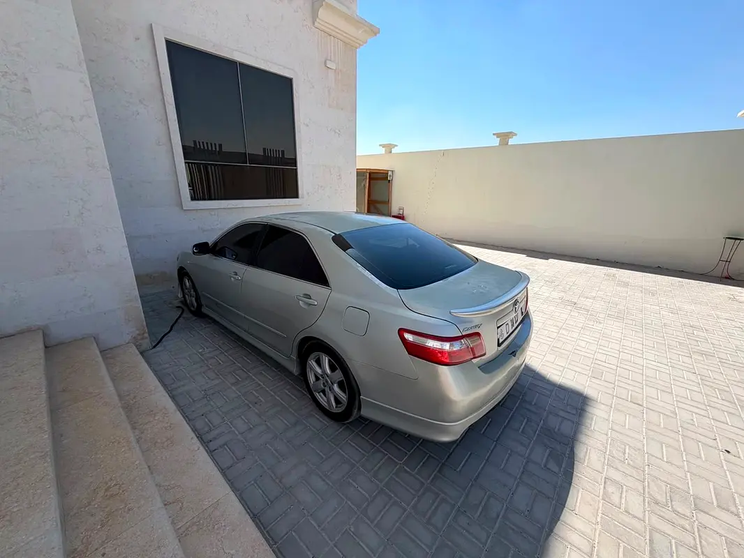 Toyota Camry 2008 — photo 1 of 8