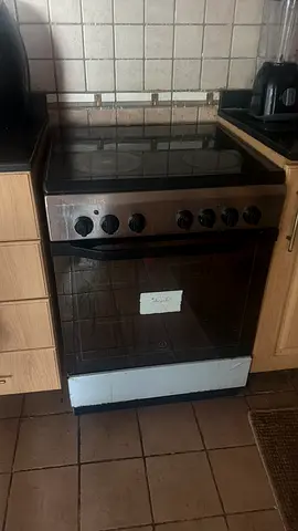Used freestanding gas oven with 4 burners - good working condition