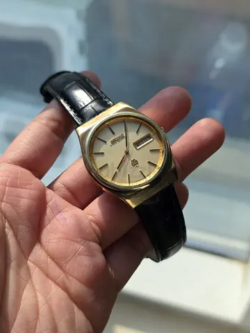 Vintage gold-toned automatic mens wristwatch with day/date