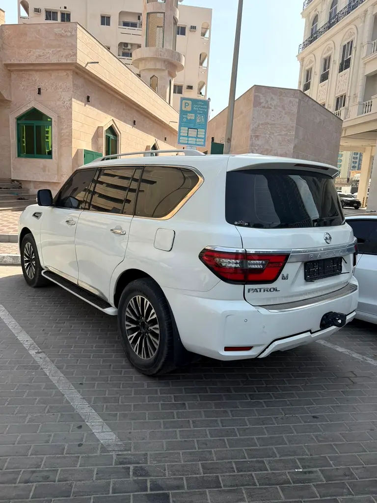 Nissan Patrol 2011 — photo 1 of 10