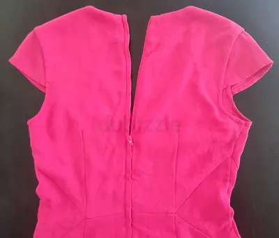 Pink fitted V-neck knee-length dress