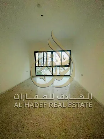 شقة 3 غرف وصالة للإيجار السنوي في المجاز 1 صف أول على الكورنيش بإطلالة مباشرة على البحيرة وغرفة خادمة ماستر