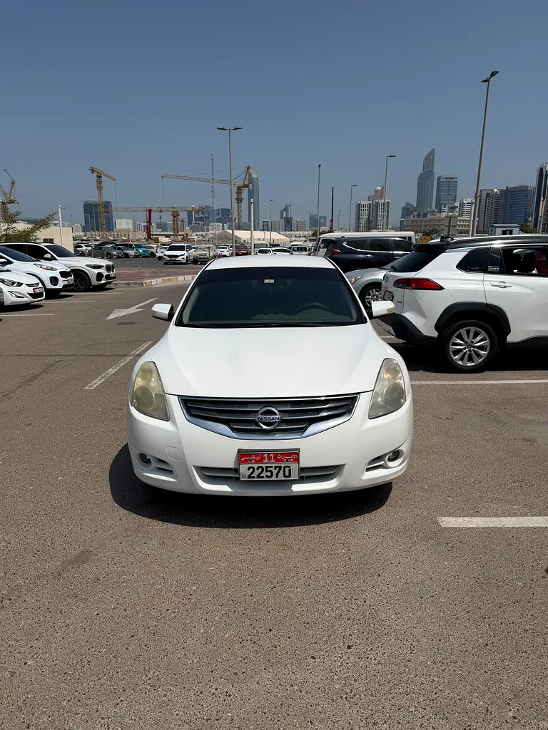 Nissan Altima 2011 — photo 1 of 6