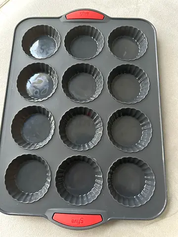 Non-stick 12-Cup Muffin / Tart Tray with Silicone Handles
