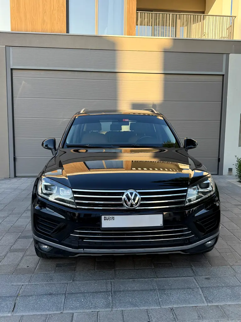Volkswagen Touareg 2016 — photo 1 of 11