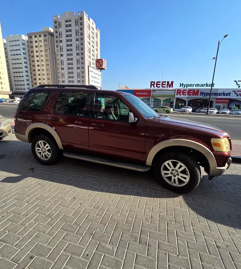 Ford Explorer 2010 — photo 1 of 3
