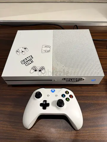 White Xbox One S console with controller - Good condition and games
