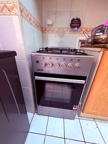 Used freestanding gas cooker with oven - 4-burner stainless finish