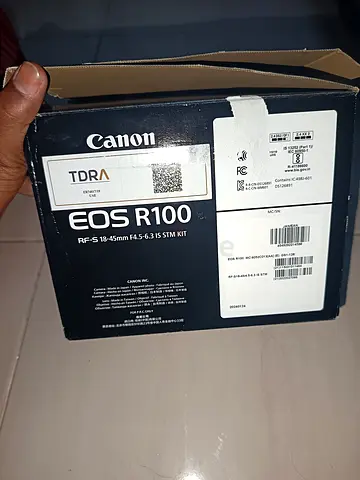 Canon Eos R100-mirrorless camera
