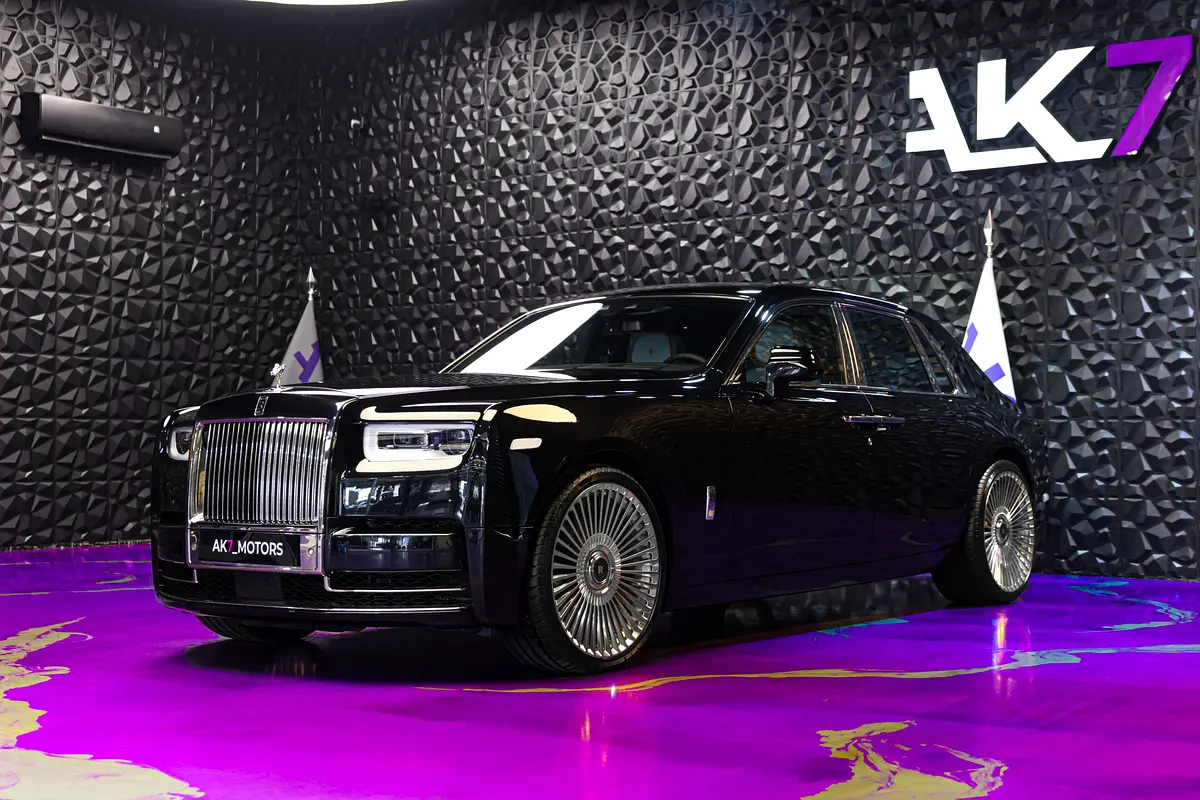 Rolls-Royce Phantom 2019 — photo 1 of 10