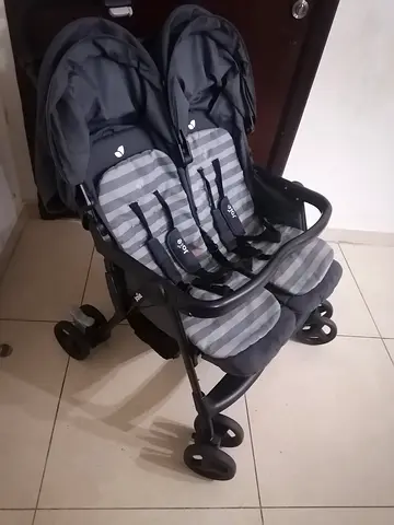 Double stroller for twins - lightweight, adjustable seats, great condition original price 1000aed