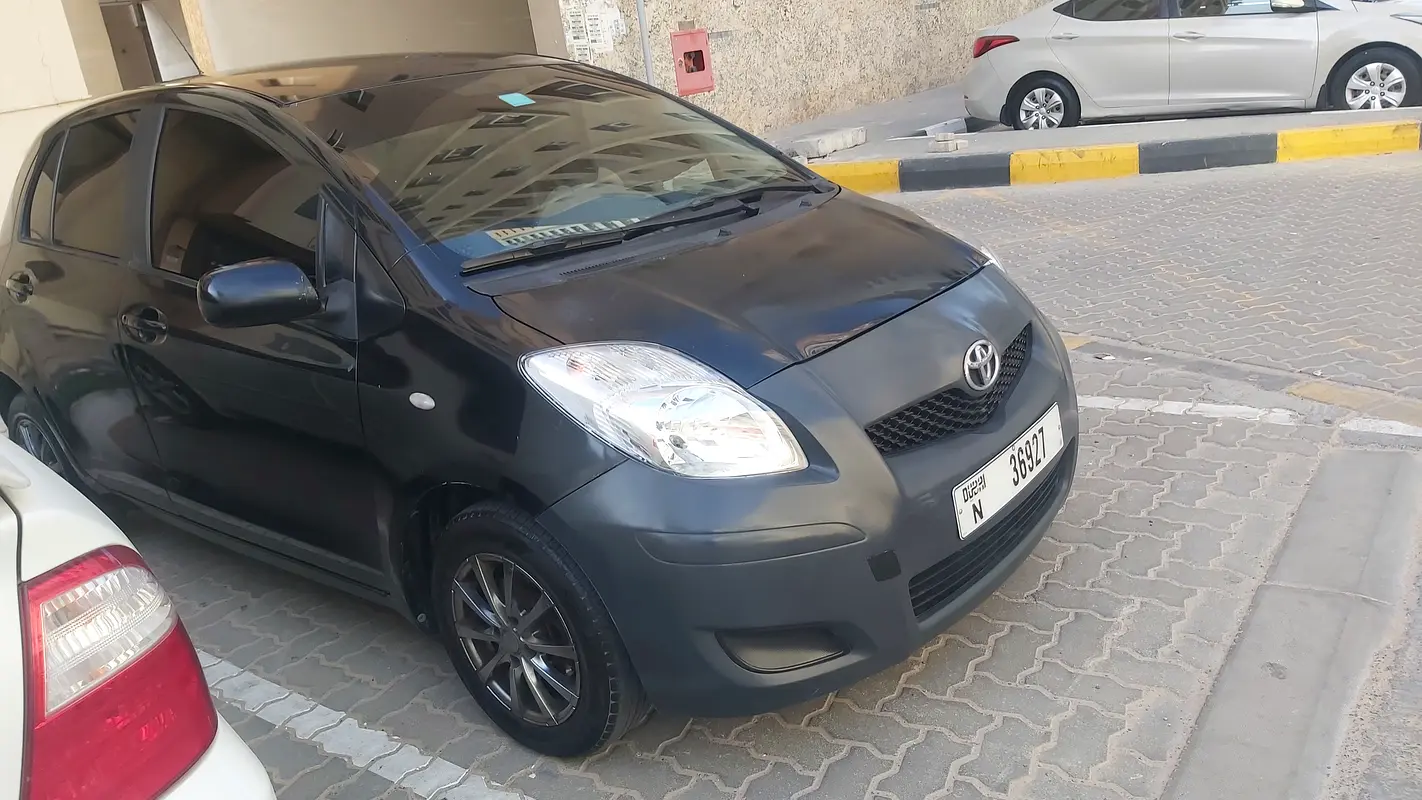 Toyota Yaris 2010 — photo 1 of 9