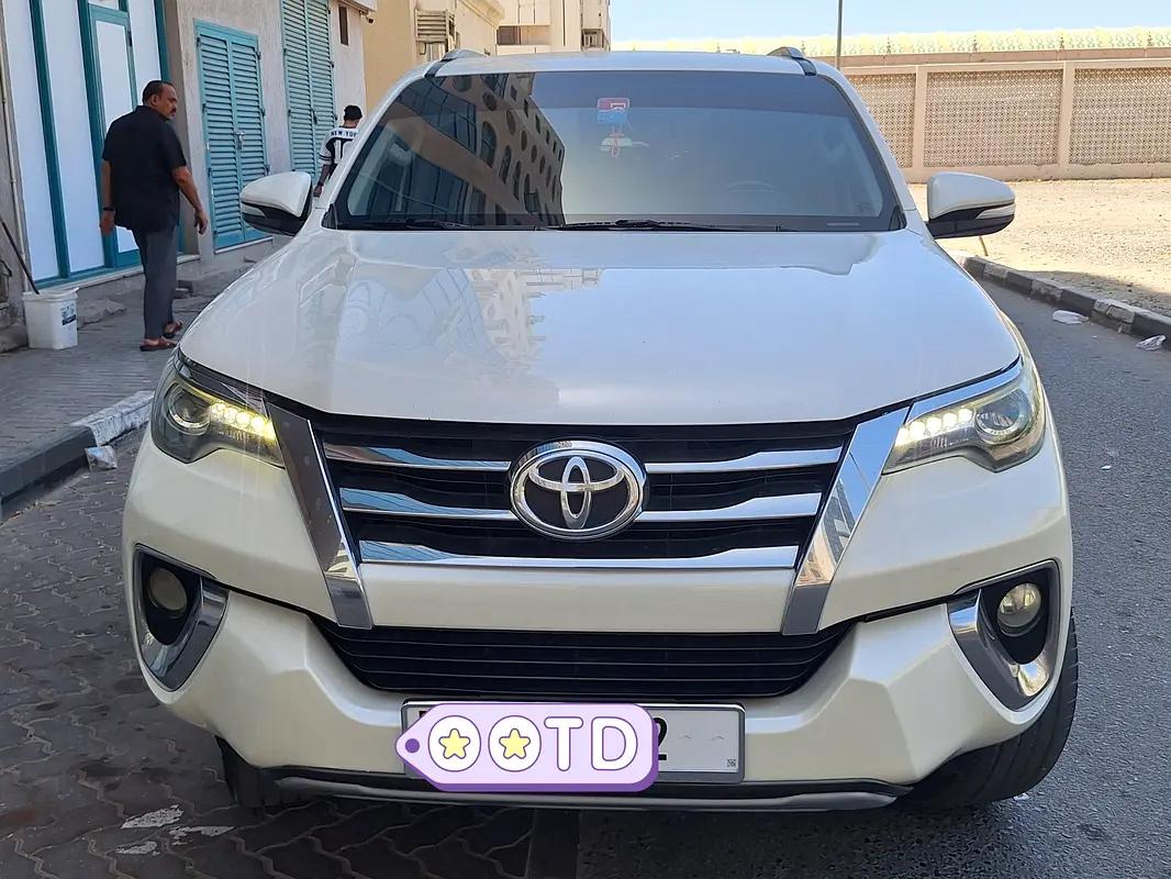 Toyota Fortuner 2017 — photo 1 of 19