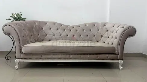 Light grey tufted 3-seater Chesterfield style sofa