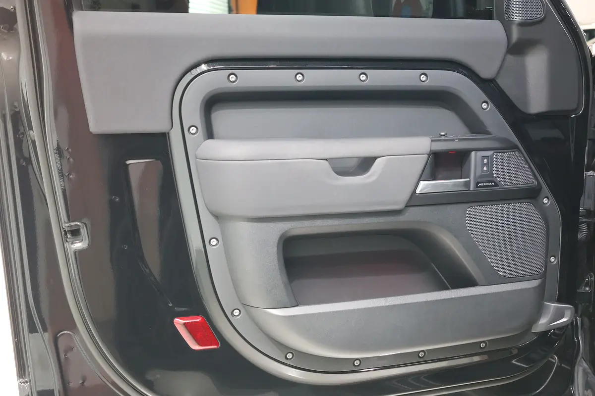 Land Rover Defender 2023