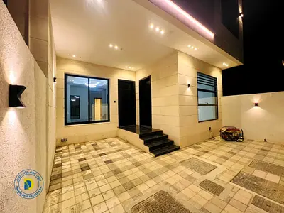 فيلا فاخرة تضم 4 غرف نوم وشرفة على السطح، تقع على شارع رئيسي، ورسوم التسجيل مشمولة.