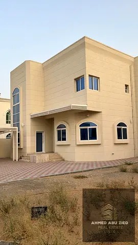 فيلا فاخرة 4 غرف ماستر أول ساكن للإيجار السنوي في الرقايب عجمان - مساحة 8800 قدم - موقف 4 سيارات - غرفة خادمة - مجلس وصالة - مجهزة بالكامل