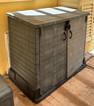 Cosmoplast Cedargrain outdoor storage Shed - Lockable, Weatherproof