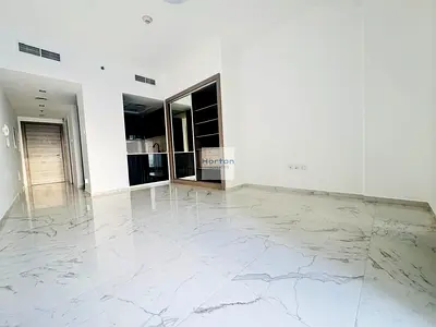 POOL VIEW I FITTED KITCHEN I BRIGHT LAYOUT