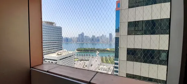 غرفتين وصالة للايجار السنوى بالشارقة المجاز 1 | 3 حمامات | غرفة استور | غرفتين ماستر | اطلاله بحرية | خزائن بالحائط | مطبخ واسع وعملى