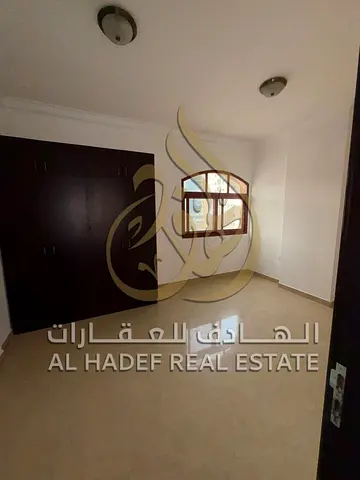 🏡✨ متاح الآن | شقة غرفتين وصالة للإيجار السنوي في الخان ✨🏡 📍 الخان – الشارقة