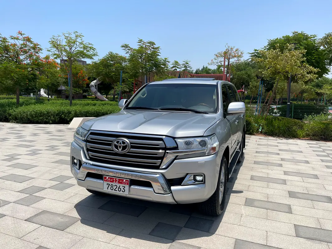 Toyota Land Cruiser 2017 — photo 1 of 19