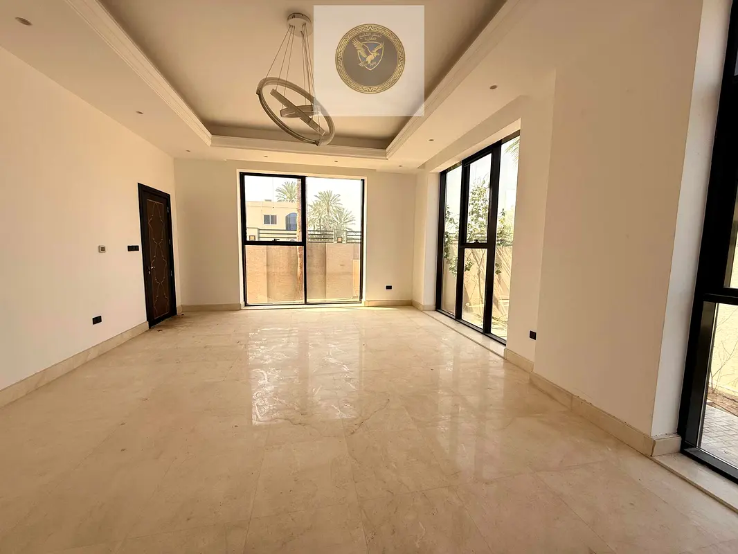 فيلا أول ساكن بالجازات، طابقان وقبو، 6 غرف نوم وملحق خدم، تشطيبات سوبر لوكس، مناسبة للسكن أو النشاط التجاري