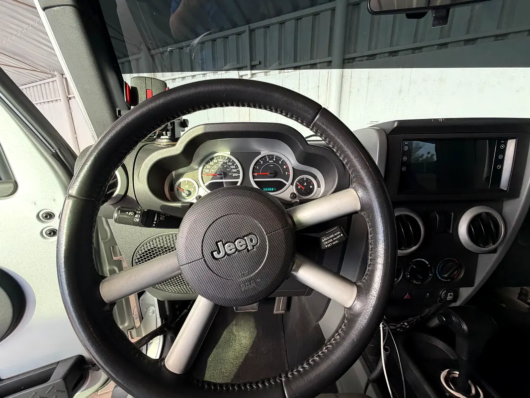 Jeep Wrangler 2010 — photo 1 of 6