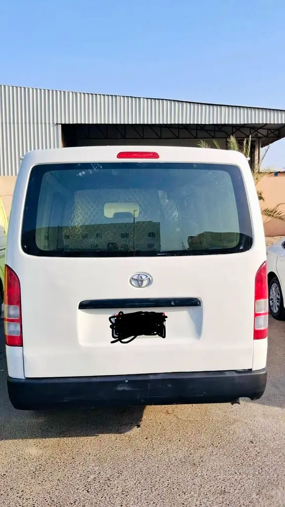Toyota Hiace 2016 — photo 1 of 5